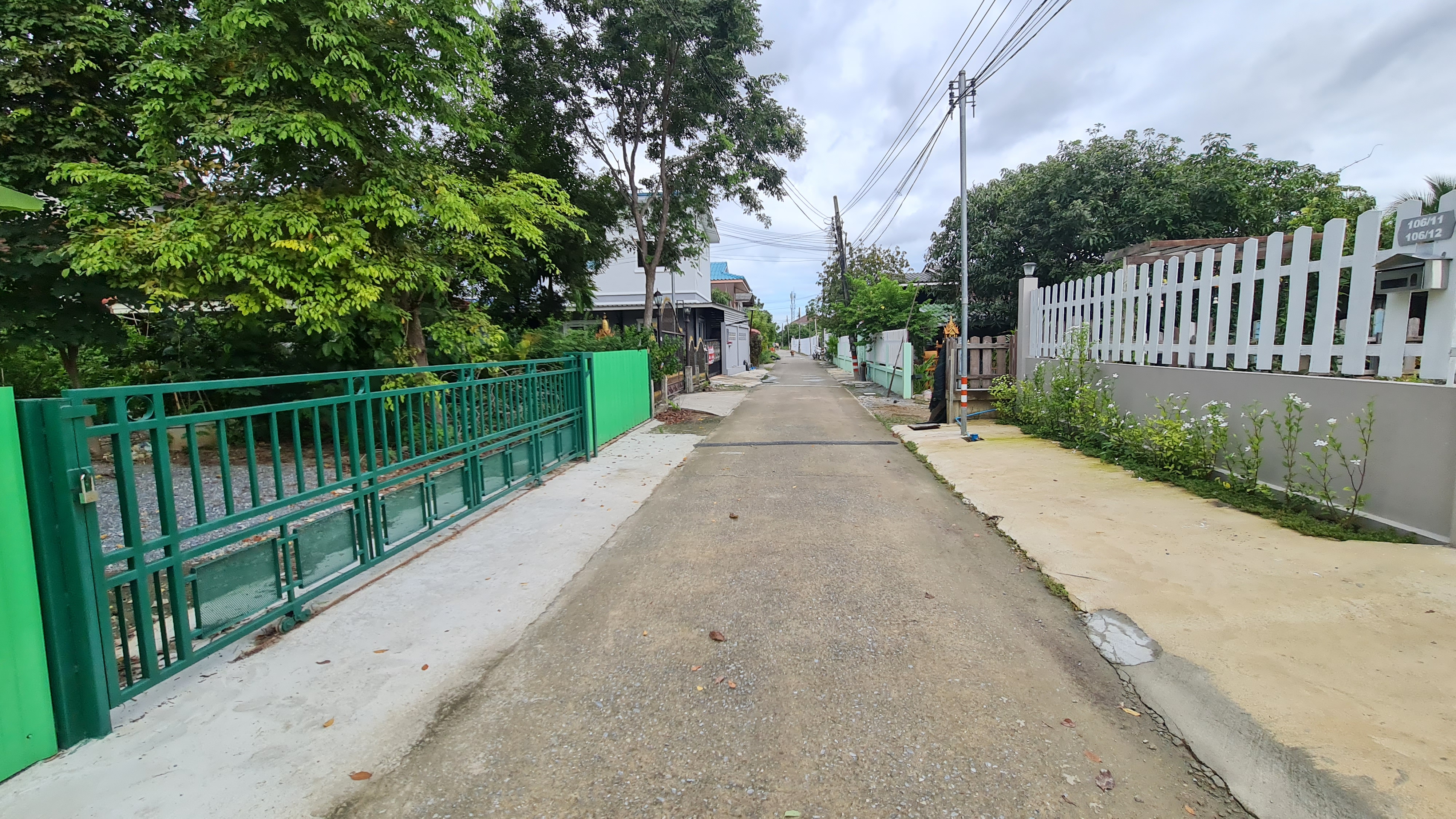 [ขายด่วน] ที่ดินแปลงใหญ่ 498 ตร.ว. พร้อมบ้านหลังใหญ่ ติดคลอง บรรยากาศร่มรื่น ย่านบางกรวย